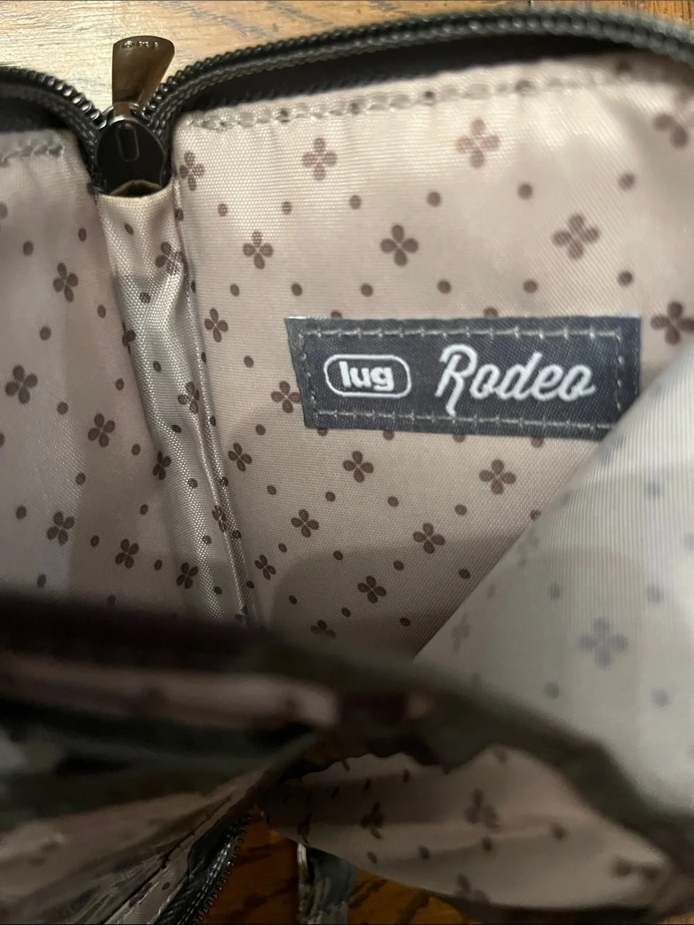 lug compact quilted